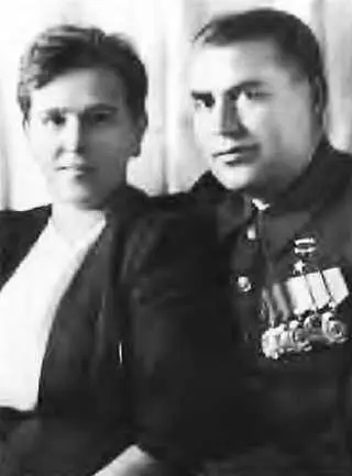 Анна Александровнаи Борис Глебович Музруковы1944 г В редкие минуты отдыха в - фото 26