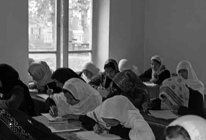 Советские солдаты и офицеры охотно общались с нами мы знали имена всех ваших - фото 37