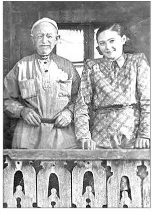 Коста с внучкой Латаврой в начале 1950х гг Фотография Из семейного архива - фото 94
