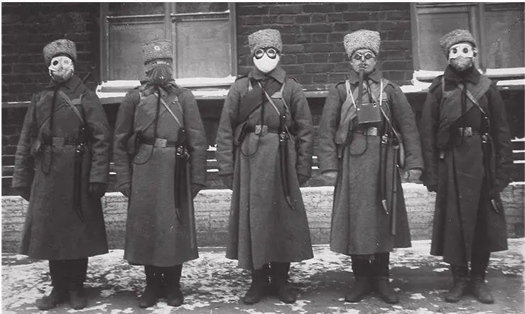Нижние чины химических команд в противогазах и респираторах 19151916 - фото 94