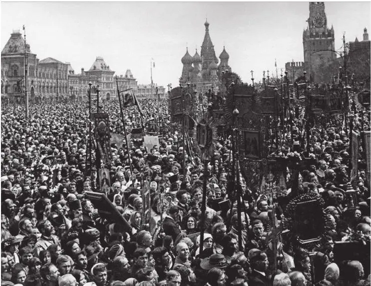 Многотысячный крестный ход на Красной площади 1918 Еще бы Я не могла этого - фото 109