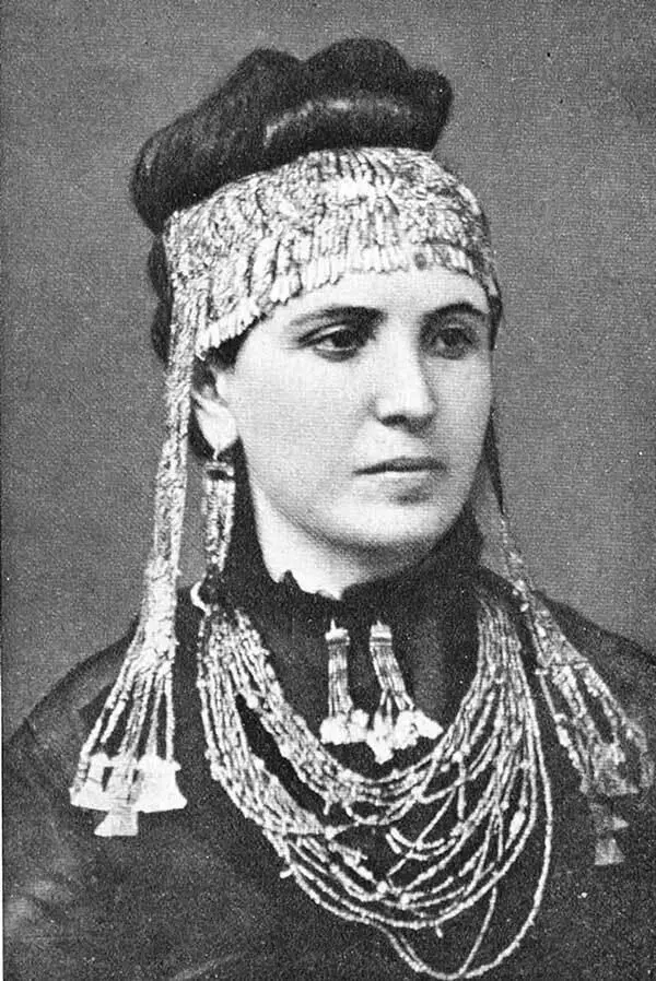 София Шлиман в украшениях из Клада Приама фотография 1875 года Сам Шлиман - фото 45