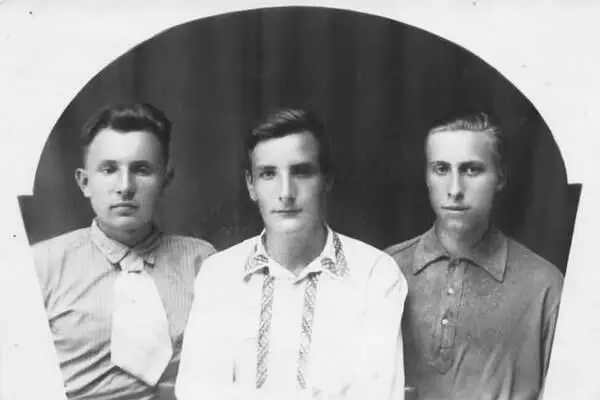 Арнольд Никифоров слева выпускник средней школы и его друзья Июнь 1946 - фото 53