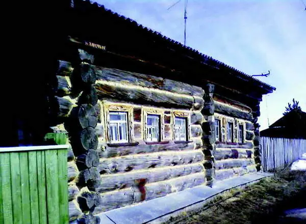 Дом семьи Мамонтовых один из старейших в Сибири В похожих избах жили первые - фото 71