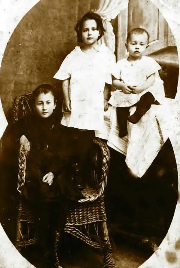 Лера Инна стоит и маленькая Вика Трофименко Время шло Инна выросла стала - фото 145