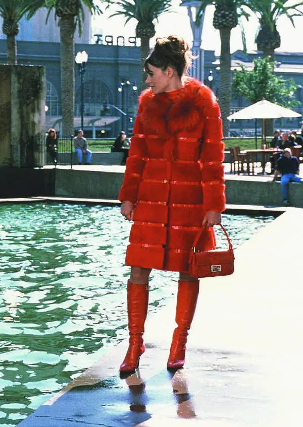 Элизабет Херли в красном меховом пальто от Fendi в фильме Ослепленный - фото 87