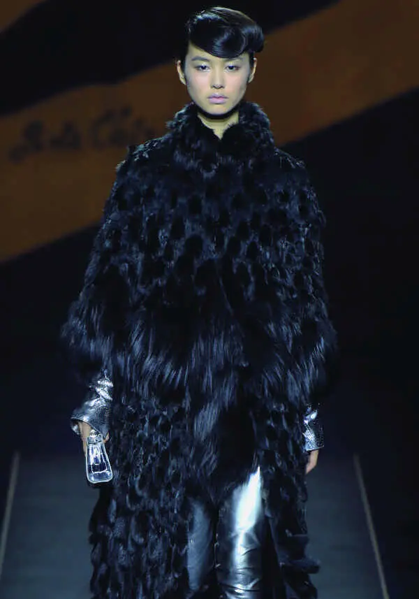 Мех продолжает присутствовать в коллекциях Fendi включая это экстравагантное - фото 88