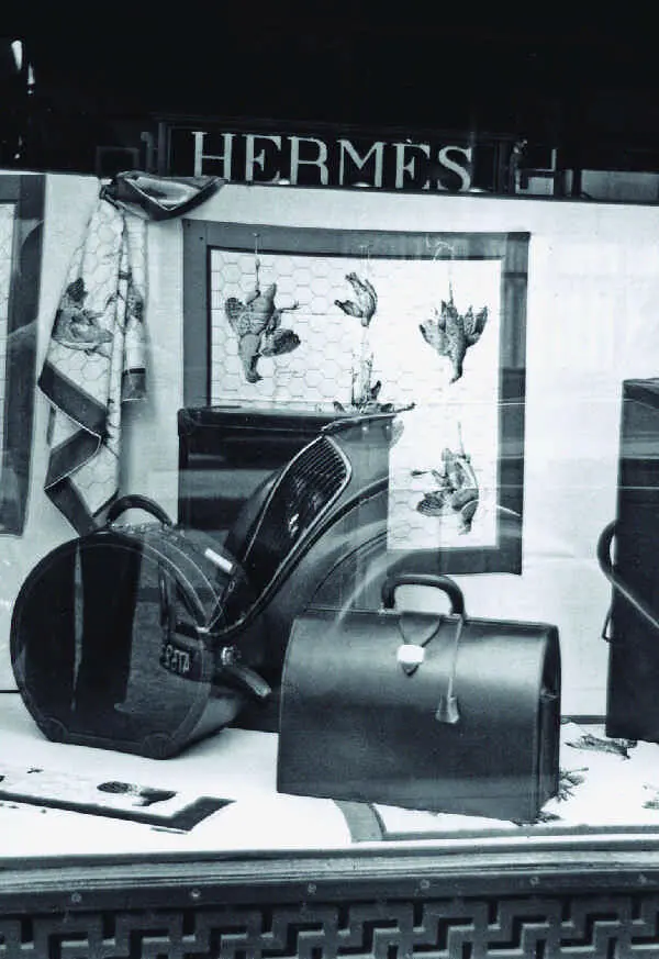 Витрина магазина Hermès в Париже с сумками и шарфами в 1947 году К этому - фото 120