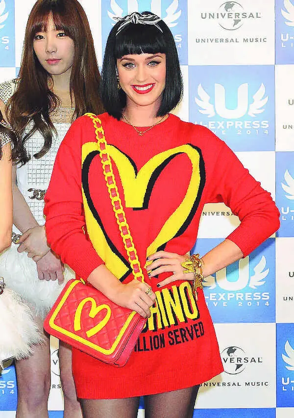 Кэти Перри в 2014 году в платье от Moschino которое отдает дань униформе - фото 156
