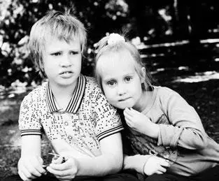 Мальчик страдающий аутизмом со своей сестрой Психология сложения В - фото 114