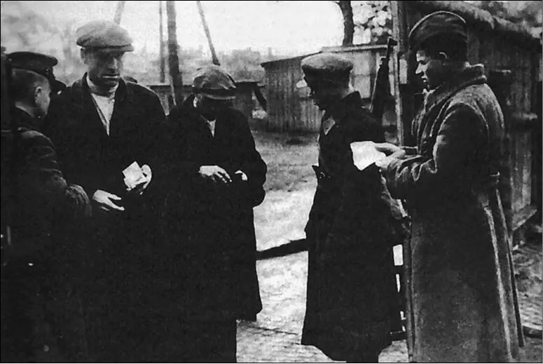 Проверка документов Допрос пленного Советский плакат Б Мухин 1941 г - фото 25