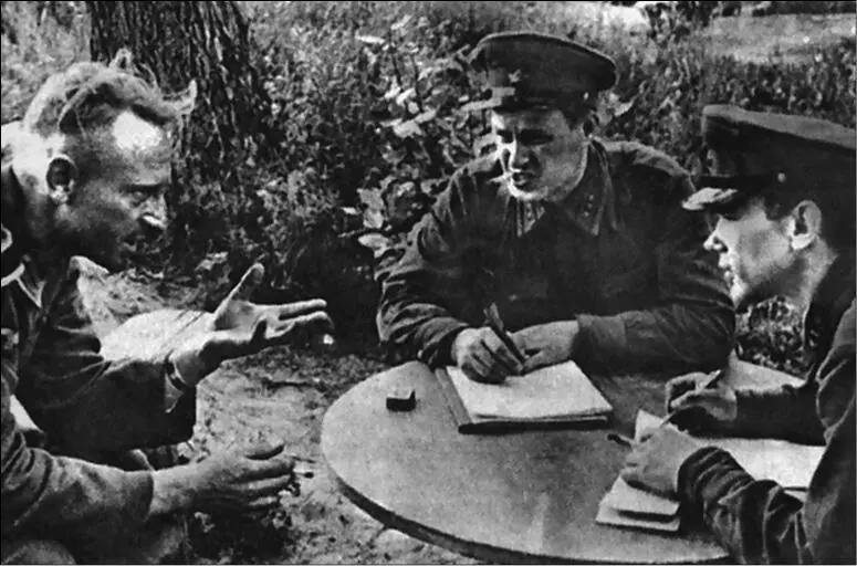 Допрос пленного Советский плакат Б Мухин 1941 г Разведчики уходят на - фото 26