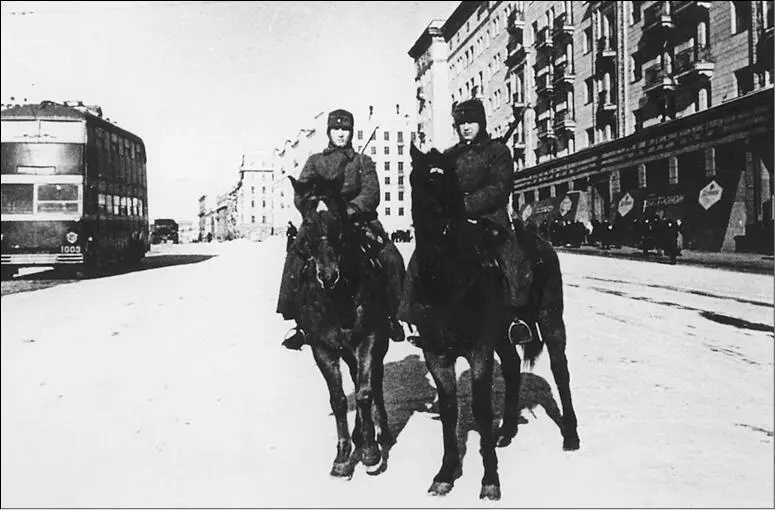 Патруль войск НКВД в Москве Пехота атакует Декабрь 1941 г Диверсанты на - фото 29