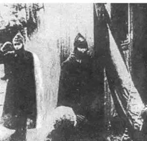 Курсанты школы им ВЦИКа Советов Г П Коблов слева и А В Кашкин на посту - фото 6
