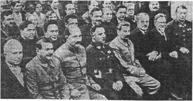 Делегаты VIII Чрезвычайного съезда Советов декабрь 1936 г Пока все вместе - фото 11