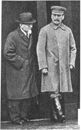 М И Калинин и И В Сталин выходят из Мавзолея Ленина Май 1937 г И В - фото 16