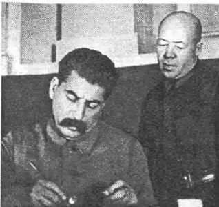 И В Сталин и А Н Поскребышев на XVII съезде ВКПб Москва 1934 г Правая - фото 17