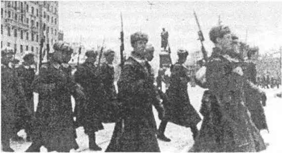 На фронт после парада 7 ноября 1941 г На снимке слева направо начальник - фото 23