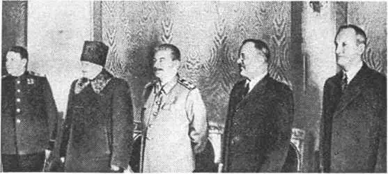 На снимке слева направо начальник Генштаба Красной Армии Маршал Советского - фото 24