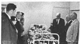 У смертного одра Пальмиро Тольятти Крым Ливадия Стоят справа секретарь ИКП - фото 58