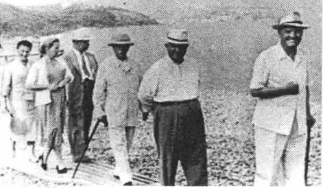 На воде тени элитных лебедей Мориса Тореза Никиты Хрущева Климента - фото 59