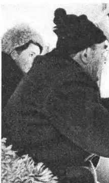 Очень брежен Леонид Брежнев с птичкоймедсестричкой Завидово 1972 г Брежнев - фото 87
