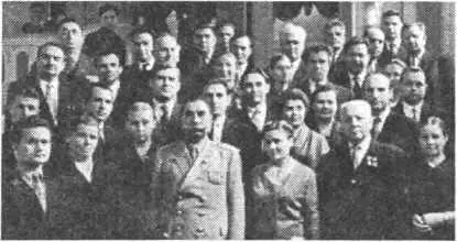 Маршалы Советского Союза С М Буденный и К Е Ворошилов среди делегатов - фото 102