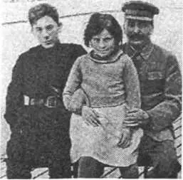 И В Сталин с сыном Василием и дочерью Светланой 1935 г В М Молотов с - фото 112