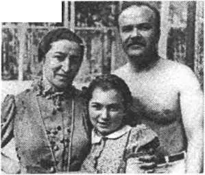 В М Молотов с женой Полиной Семеновной Жемчужиной и дочерью Светланой Семья - фото 113