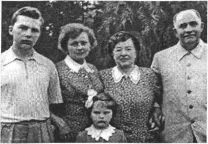 Семья Кагановича Слева направо сын Юрий дочь Майя жена Мария Марковна - фото 114