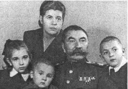 Семен Михайлович Буденный с женой Марией Васильевной и детьми Никита Сергеевич - фото 117