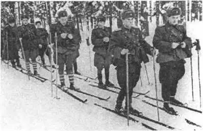 Перед 50километровым лыжным маршброском С П Красиков третий слева С - фото 131