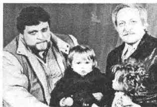 С сыном Александром и внуком Максимом 1985 г Сергей Красиков с женой Неллой - фото 132