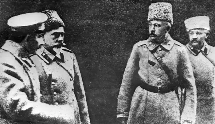 Генералы слева направо Богаевский Деникин Краснов и Романовский 1917 г - фото 92
