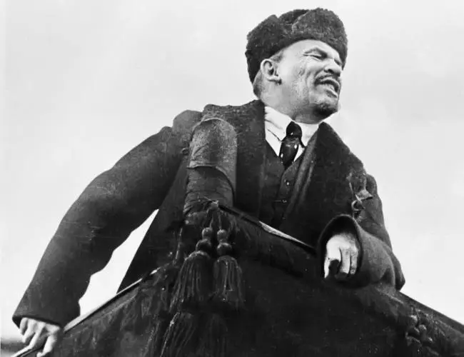В И Ленин произносит речь с трибуны на Красной площади в день празднования - фото 93