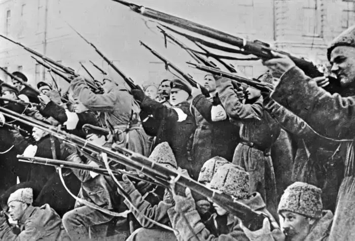 Солдаты обстреливают полицейские засады во время Февральской - фото 94