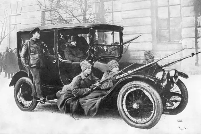Революционные солдаты 1917 г Большевики объявили Социалистическое - фото 96