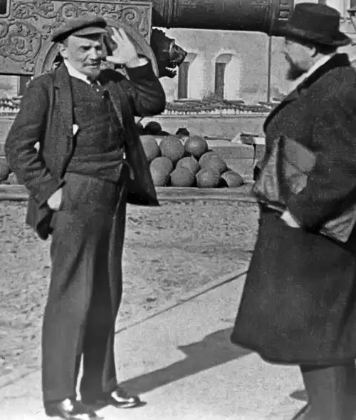 В И Ленин и В Д БончБруевич во время прогулки во дворе Кремля 1918 г - фото 98