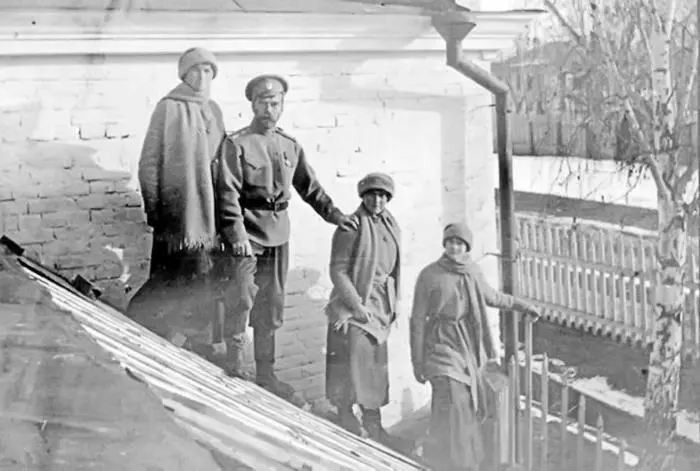 Николай II с дочерьми Ольгой Анастасией и Татьяной Тобольск Зима 1917 г - фото 100