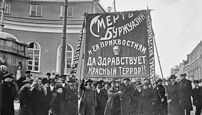 Демонстрация В газетах непрерывный гимн ненависти и мести ставший теперь - фото 108