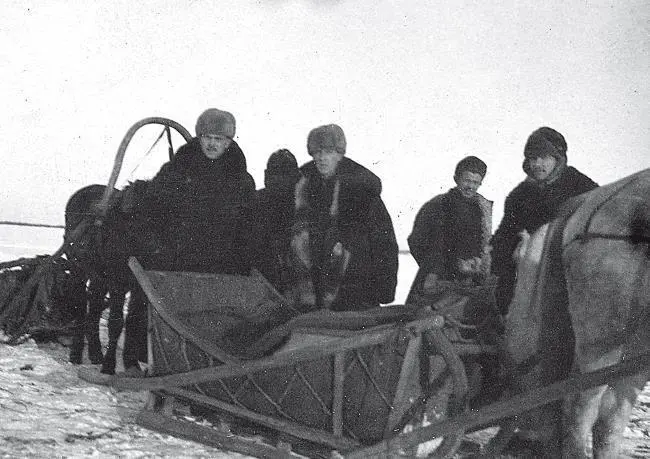 Илл 22 Чайлдс и советский чиновник Михаил Скворцов в ходе инспекционной - фото 23