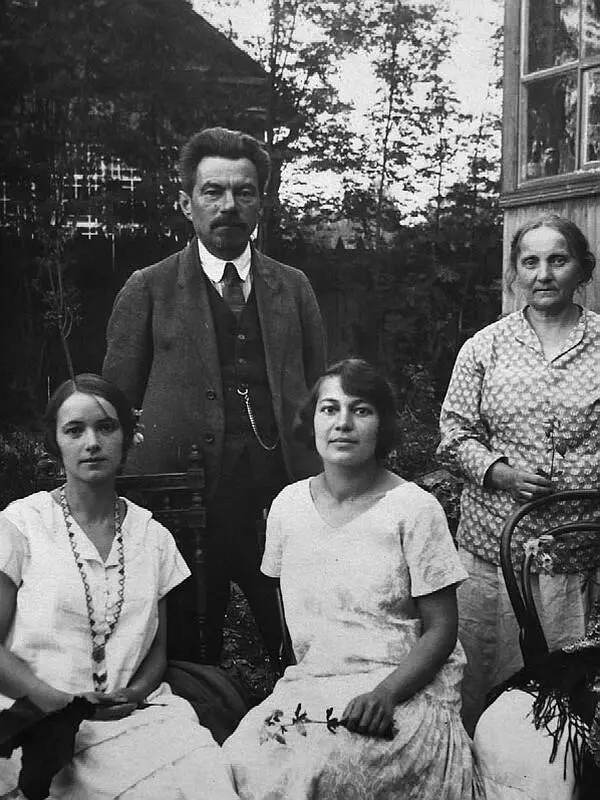 В саду на Полоске 1924 г слева направо стоят Захарий Григорьевич и - фото 26