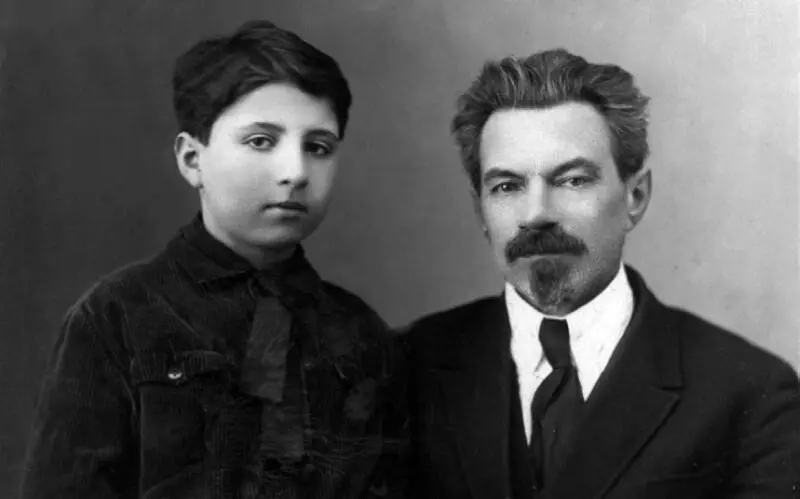 3 Г Френкель с сыном Ильёй 19291930 гг В президиуме Всесоюзной - фото 29