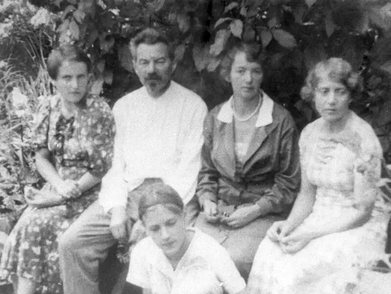 В саду на Полоске Август 1937 г Сидят слева направо Лидия Захаровна - фото 35