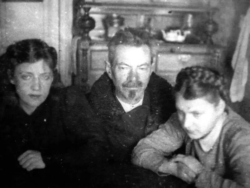 Зинаида Захаровна Захарий Григорьевич и Люба Жакова во время блокады Март - фото 36
