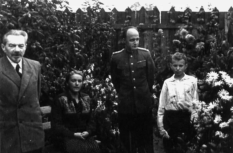 В саду на Полоске слева направо Захарий Григорьевич Валентина Захаровна - фото 40