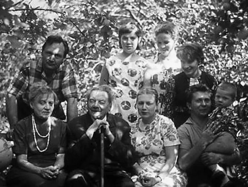 Захарий Григорьевич с близкими в саду в Пушкине в 1967 г Сидят слева - фото 50