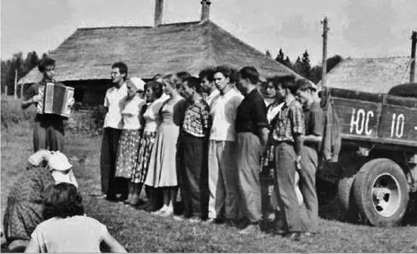 195907 Подмосковье Концерт начинается выступлением хора Александр Кузнецов - фото 13