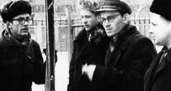 1958 год Лев Исаев Последние наставления от членов комитета ВЛКСМ Юры - фото 159
