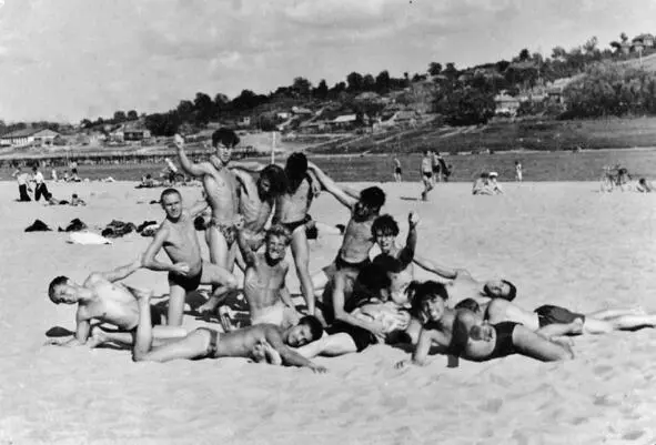 1959 07 Подмосковье Берег Оки совхоз Тарасково а на песке живой - фото 168